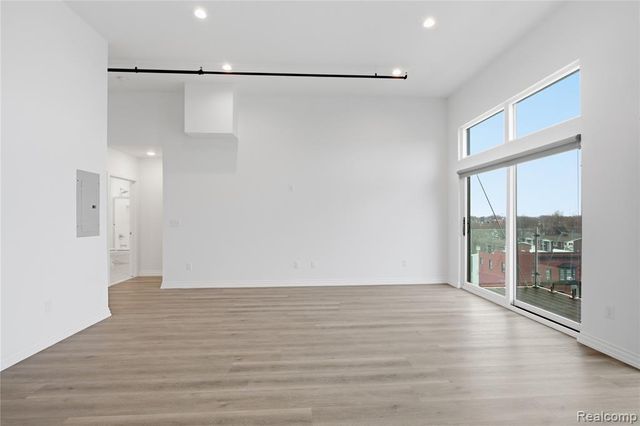 166 Oak St PH11, Wyandotte, MI 49192