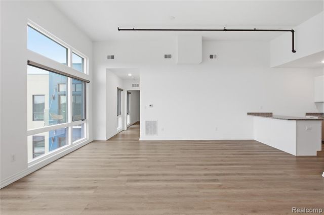 166 Oak St PH11, Wyandotte, MI 49192