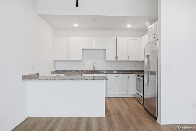 166 Oak St PH11, Wyandotte, MI 49192