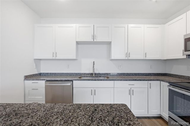 166 Oak St PH11, Wyandotte, MI 49192