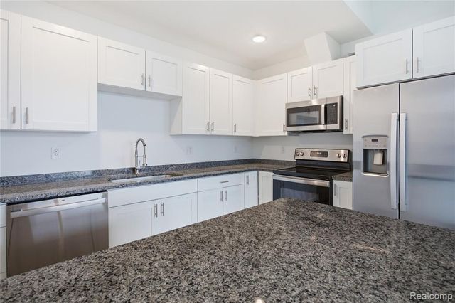 166 Oak St PH11, Wyandotte, MI 49192