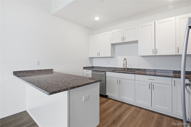 166 Oak St PH11, Wyandotte, MI 49192