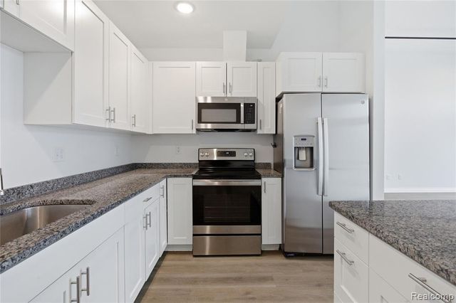 166 Oak St PH11, Wyandotte, MI 49192