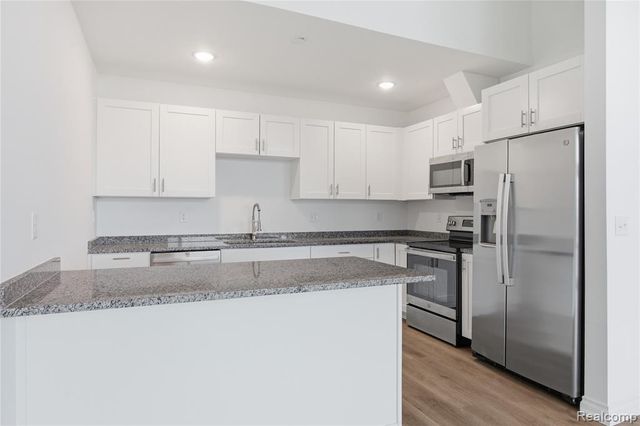 166 Oak St PH11, Wyandotte, MI 49192