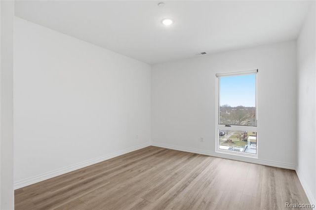 166 Oak St PH11, Wyandotte, MI 49192