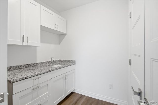 166 Oak St PH11, Wyandotte, MI 49192