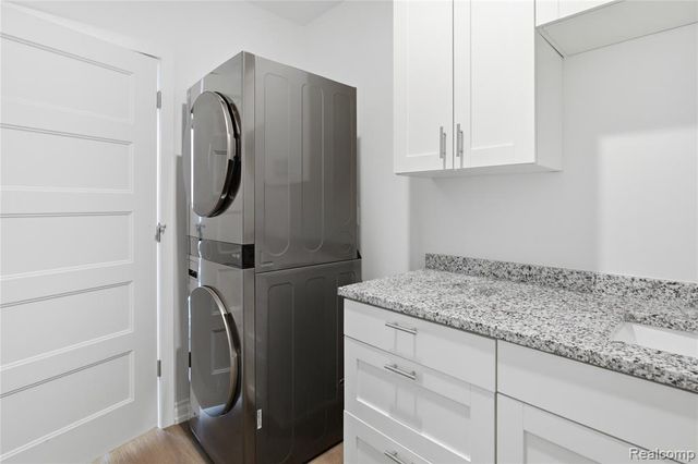 166 Oak St PH11, Wyandotte, MI 49192