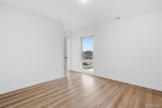 166 Oak St PH11, Wyandotte, MI 49192