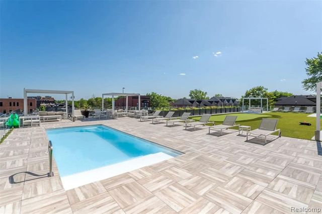 166 Oak St PH11, Wyandotte, MI 49192