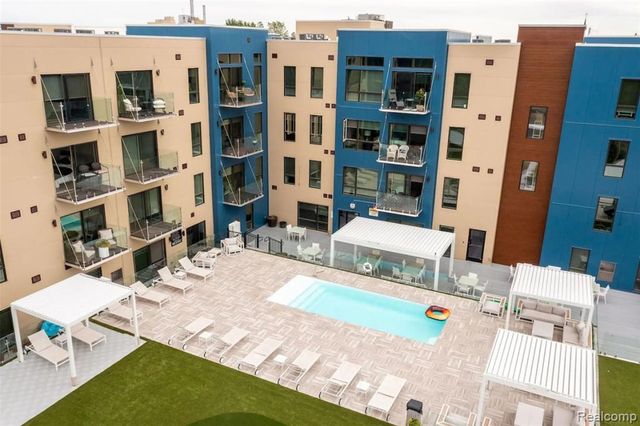 166 Oak St PH11, Wyandotte, MI 49192