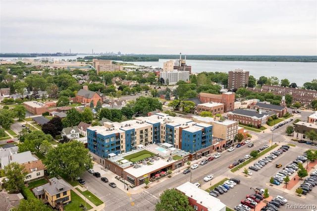 166 Oak St PH11, Wyandotte, MI 49192