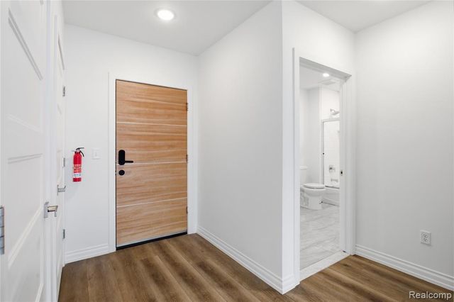 166 Oak St PH11, Wyandotte, MI 49192