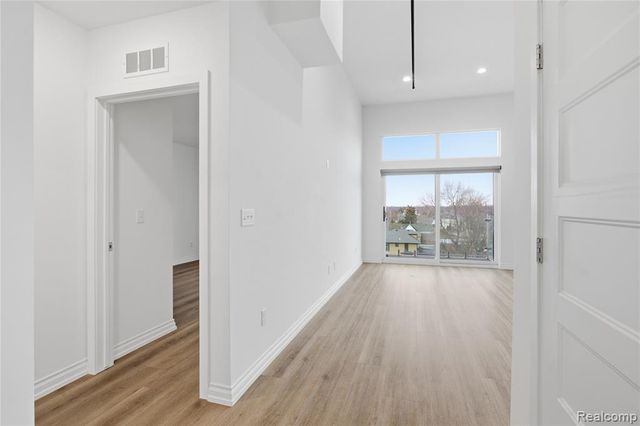 166 Oak St PH11, Wyandotte, MI 49192