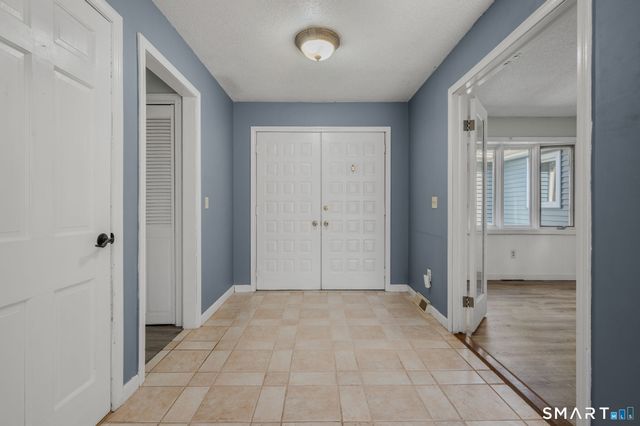 20 King James Drive, East Lyme, CT 06333