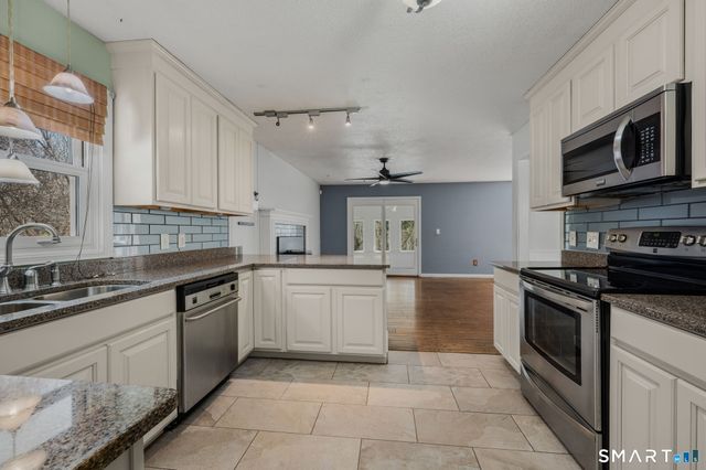 20 King James Drive, East Lyme, CT 06333