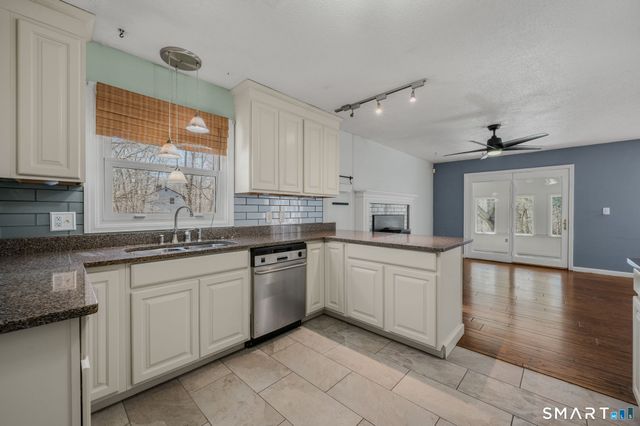 20 King James Drive, East Lyme, CT 06333