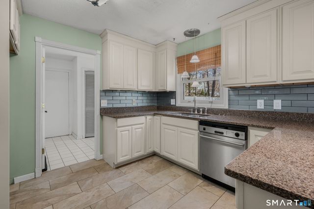 20 King James Drive, East Lyme, CT 06333