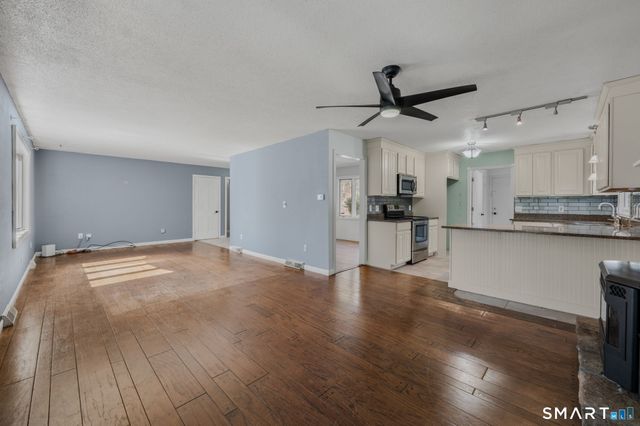 20 King James Drive, East Lyme, CT 06333