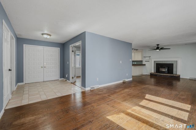 20 King James Drive, East Lyme, CT 06333