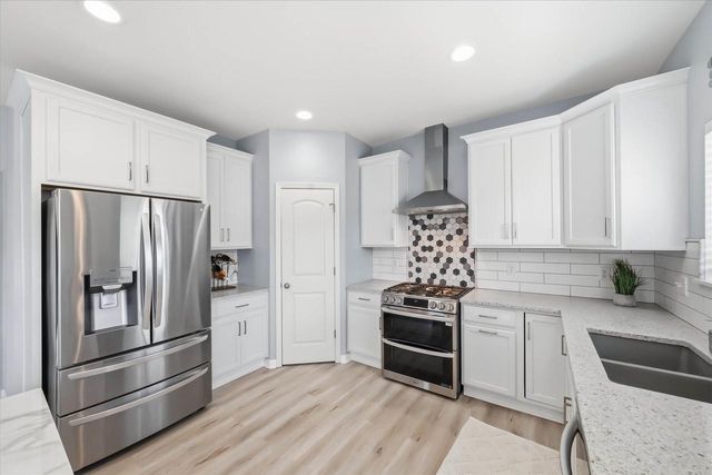 2518 Marie CIRCLE, Waukesha, WI 53189