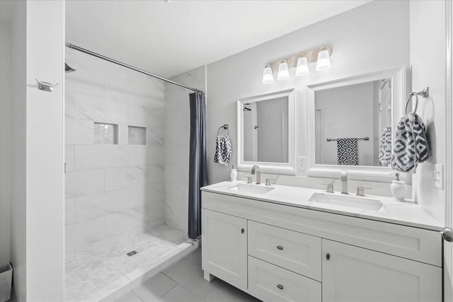 2518 Marie CIRCLE, Waukesha, WI 53189