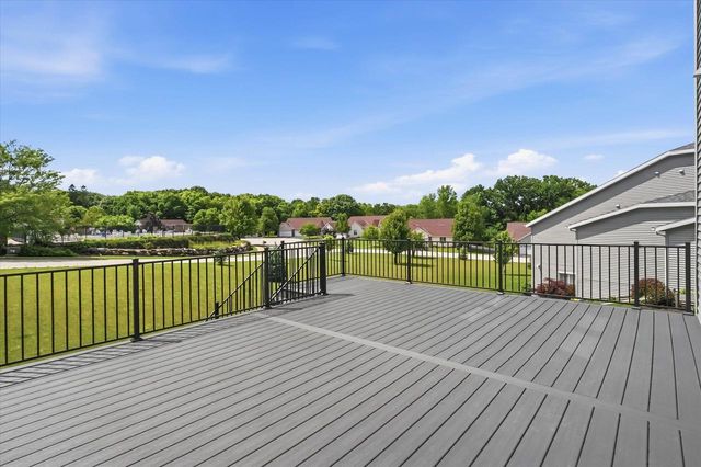 2518 Marie CIRCLE, Waukesha, WI 53189