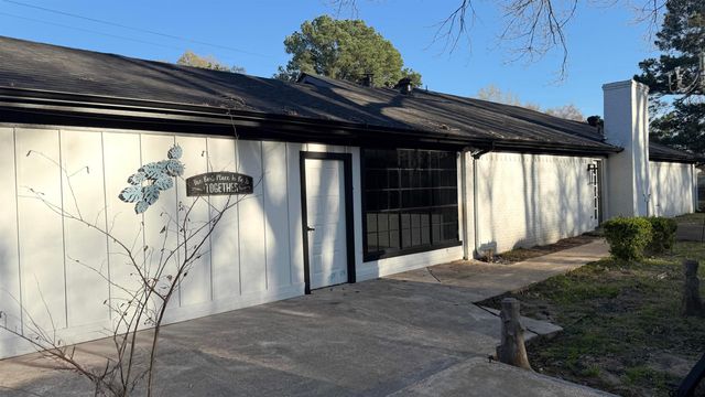 1010 Bel Air Dr, Athens, TX 75751