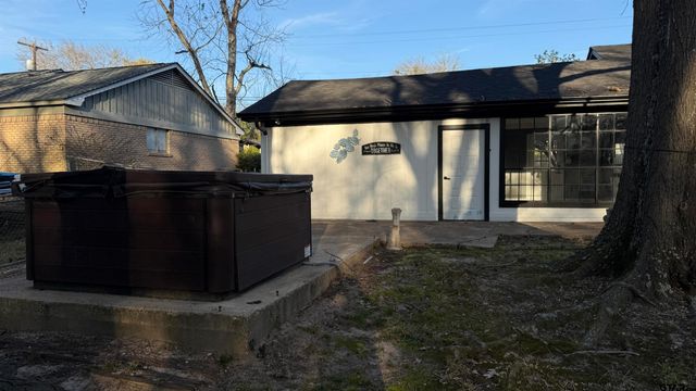 1010 Bel Air Dr, Athens, TX 75751