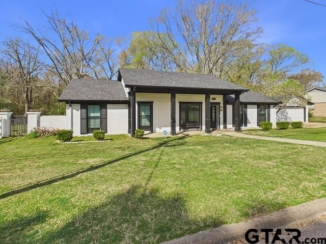 1010 Bel Air Dr, Athens, TX 75751
