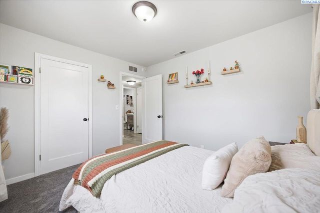 1913 W 2nd Ave., Kennewick, WA 99336