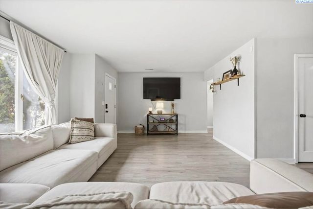 1913 W 2nd Ave., Kennewick, WA 99336