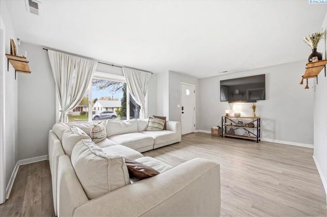 1913 W 2nd Ave., Kennewick, WA 99336