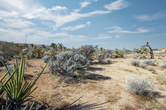102 Saddleback Road, Joshua Tree, CA 92252