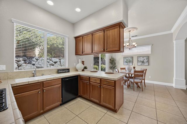 8221 ASHCREST Ln, Fair Oaks, CA 95628