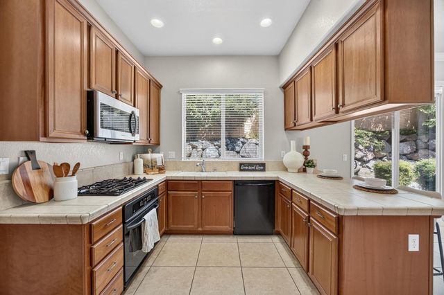 8221 ASHCREST Ln, Fair Oaks, CA 95628