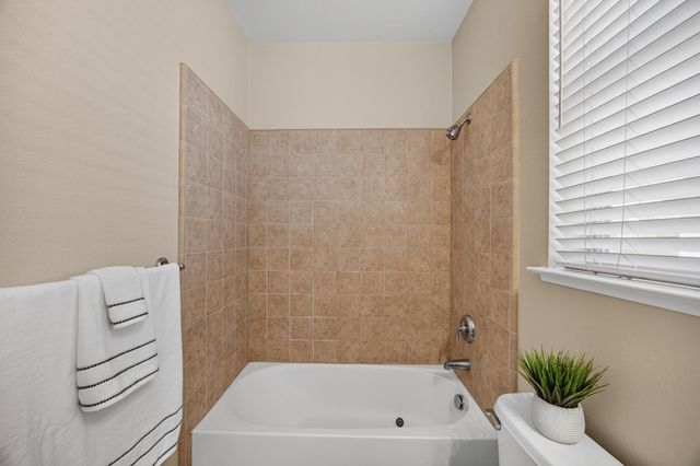 8221 ASHCREST Ln, Fair Oaks, CA 95628
