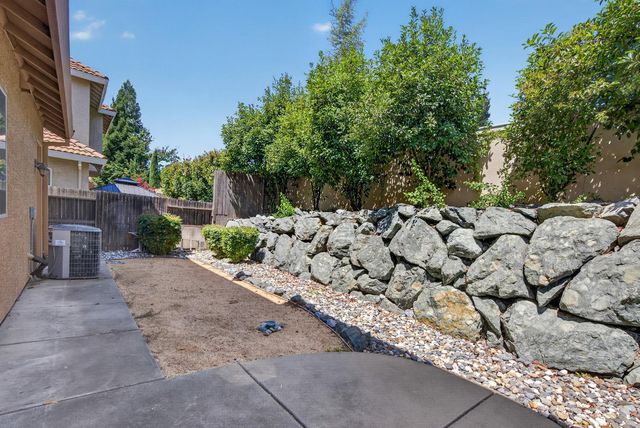 8221 ASHCREST Ln, Fair Oaks, CA 95628