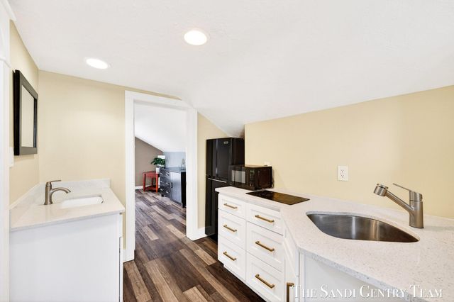 209 Clinton Avenue, Grand Haven, MI 49417