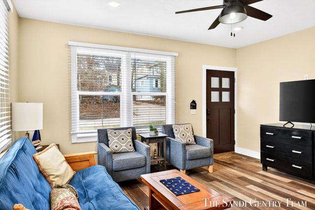 209 Clinton Avenue, Grand Haven, MI 49417