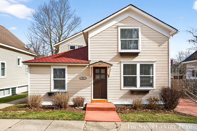 209 Clinton Avenue, Grand Haven, MI 49417