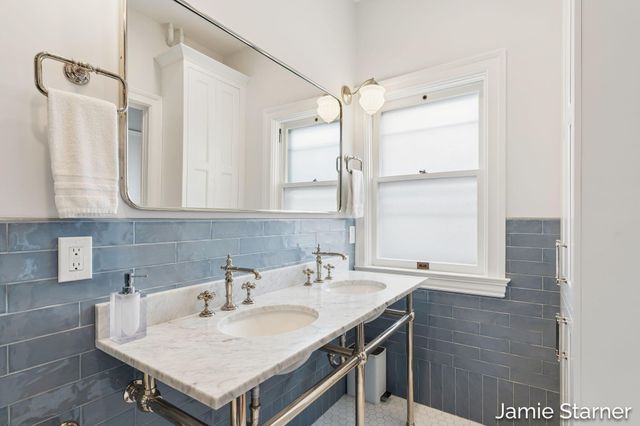 60 College Avenue NE, Grand Rapids, MI 49503