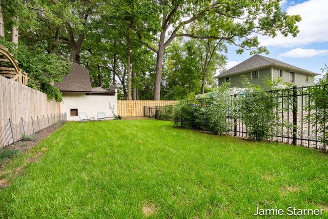 60 College Avenue NE, Grand Rapids, MI 49503