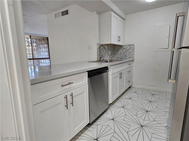 205 East Harmon Avenue 113, Las Vegas, NV 89169