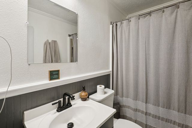 408 Harrison Lane, Hurst, TX 76053