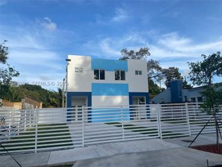2100 NW 102nd St 1, Miami, FL 33147