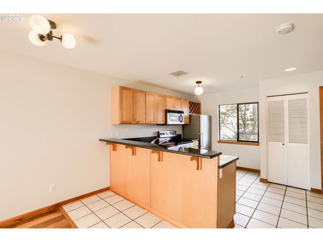 840 Nw NAITO Pkwy H-10, Portland, OR 97209