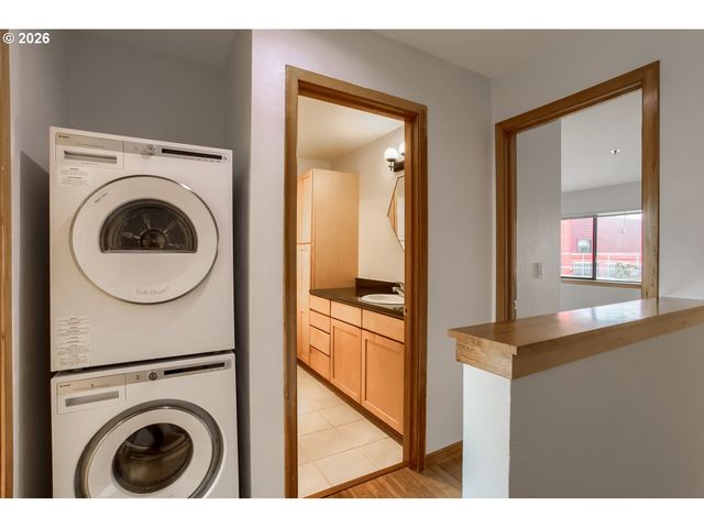 840 Nw NAITO Pkwy H-10, Portland, OR 97209