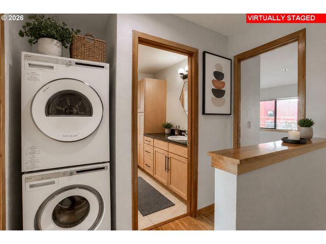 840 Nw NAITO Pkwy H-10, Portland, OR 97209
