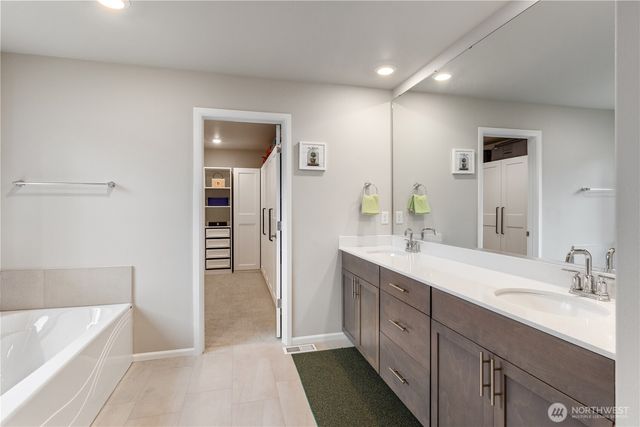 17621 Crossing Drive E, Puyallup, WA 98374