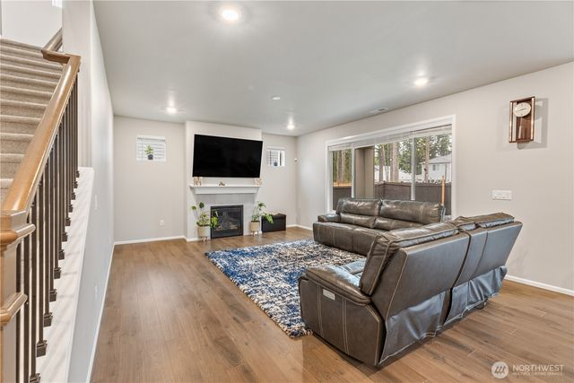 17621 Crossing Drive E, Puyallup, WA 98374